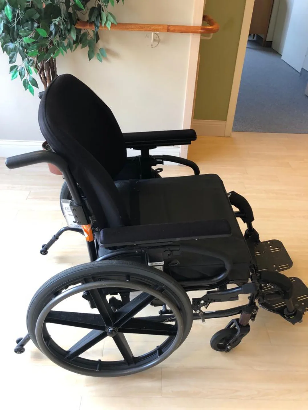 Black Heavy-Duty Wheelchair image indicator(2)