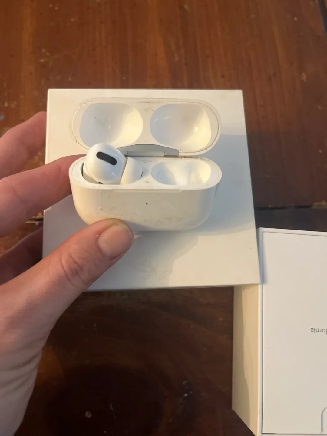 Apple AirPods Pro Charging Case with 1 Earbud image indicator(2)