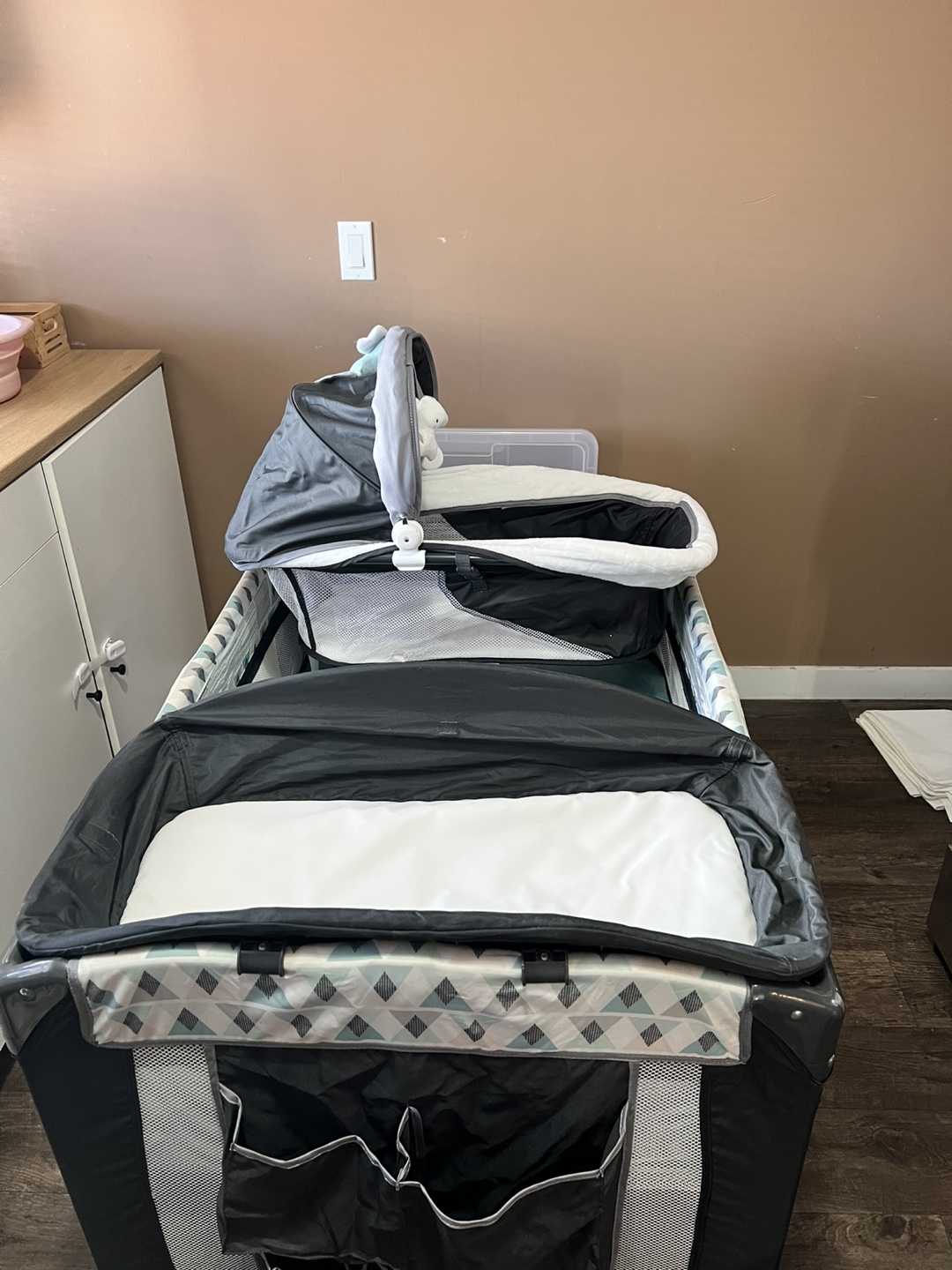 Foldable playard with bassinet and change table - photo 2