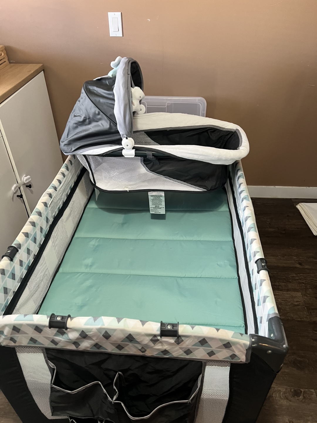 Foldable playard with bassinet and change table - photo 4