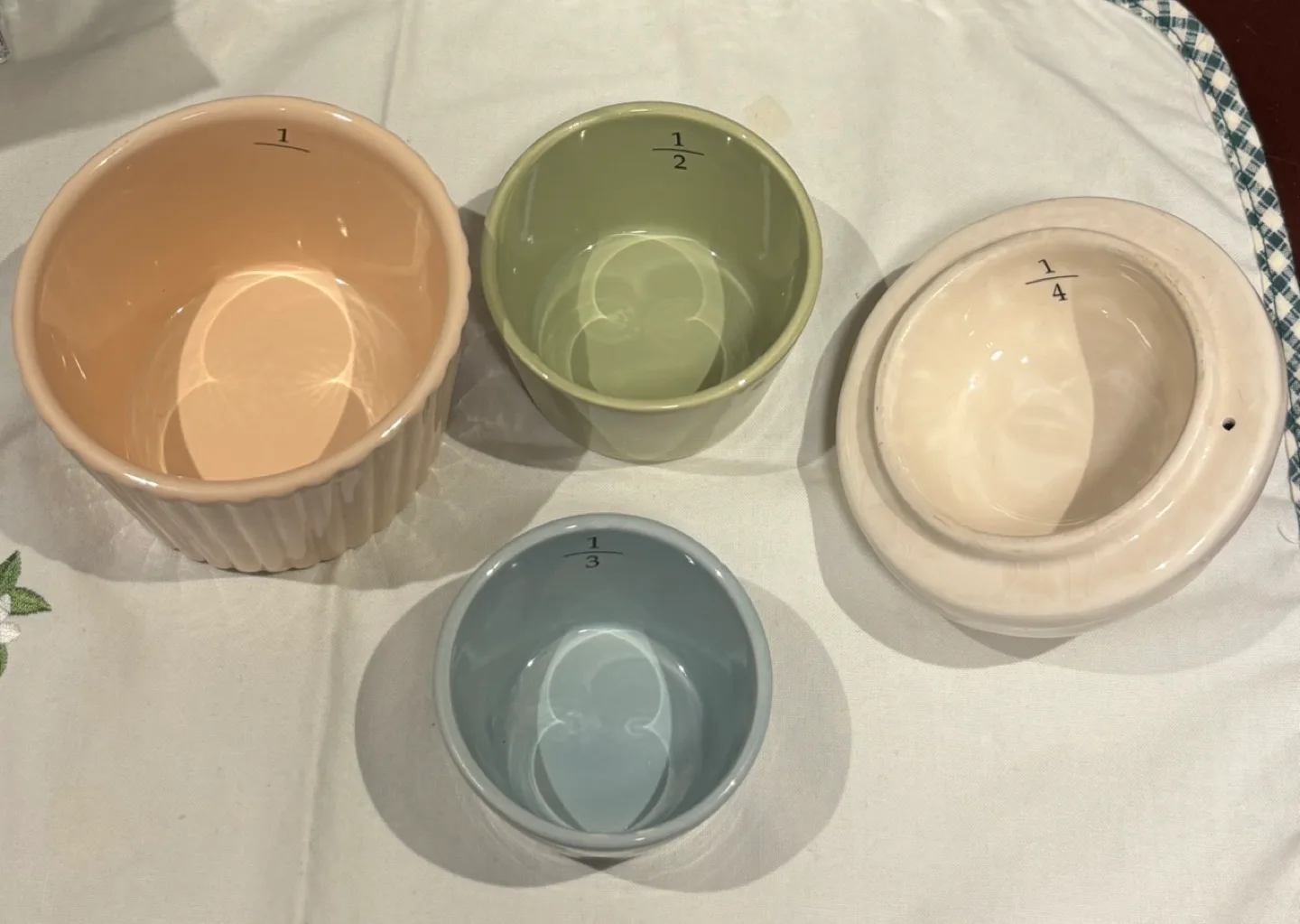 Adorable Ceramic Cupcake Measuring Cups Set image indicator(2)