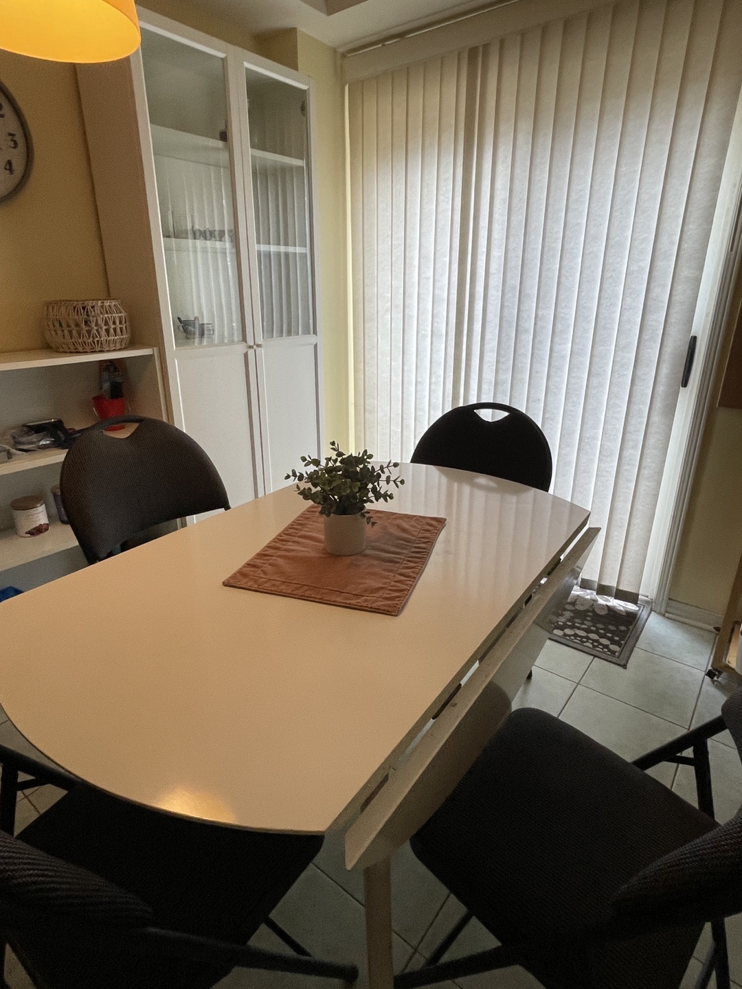 White Round Extendable Dining Table with Four Chairs - photo 2