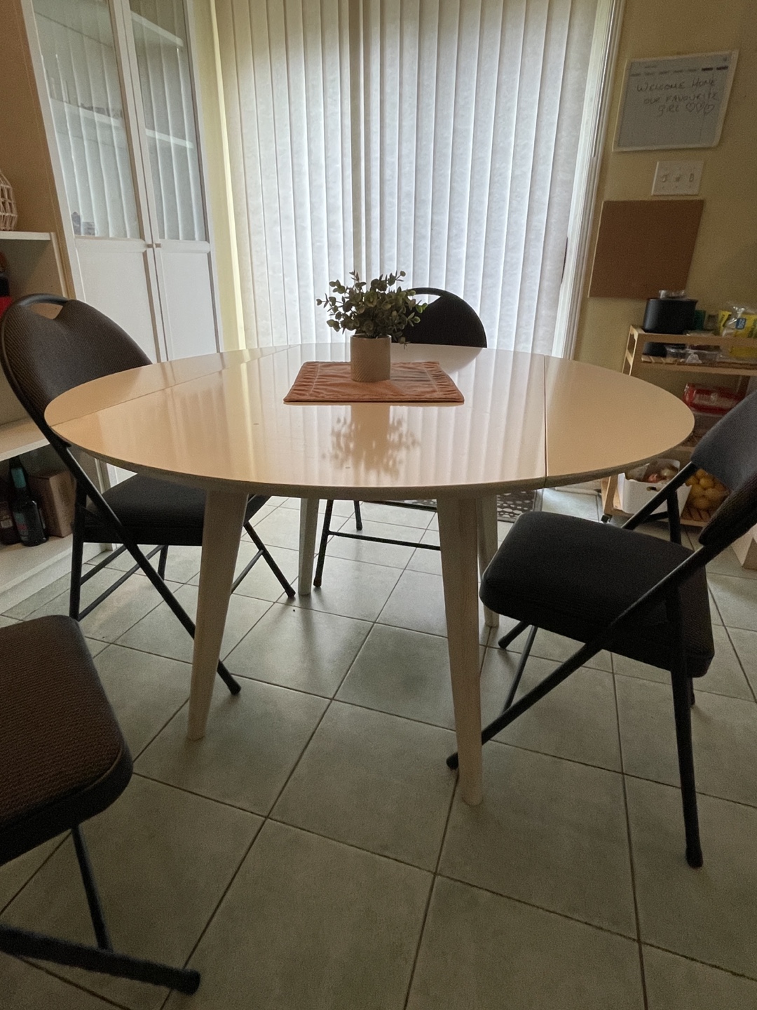 White Round Extendable Dining Table with Four Chairs