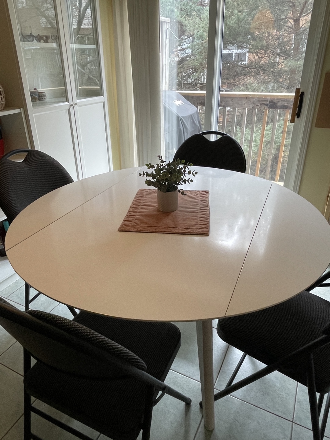 White Round Extendable Dining Table with Four Chairs - photo 3