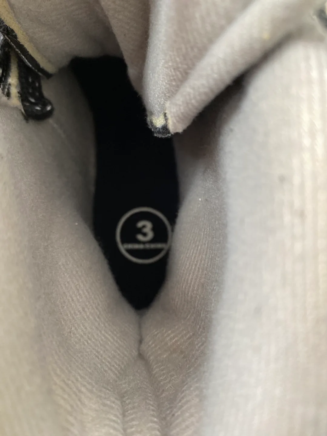 Softec Ice Skates - Size 3 image indicator(3)