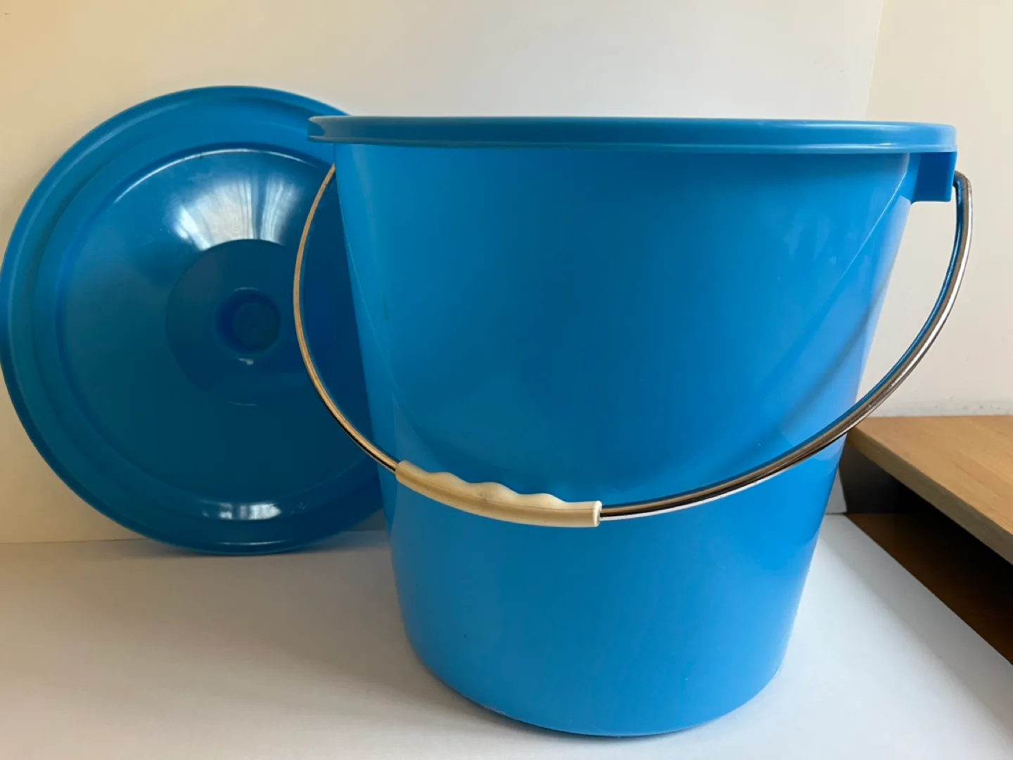 New Plastic Buckets with Lids - Blue and Red image indicator(3)