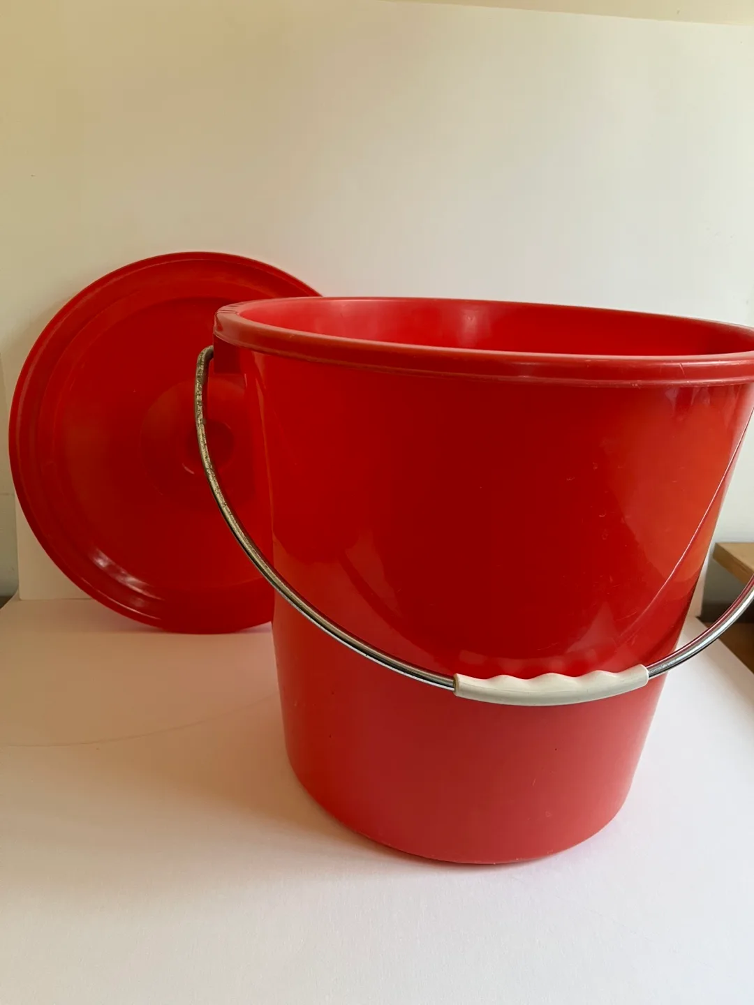 New Plastic Buckets with Lids - Blue and Red image indicator(6)