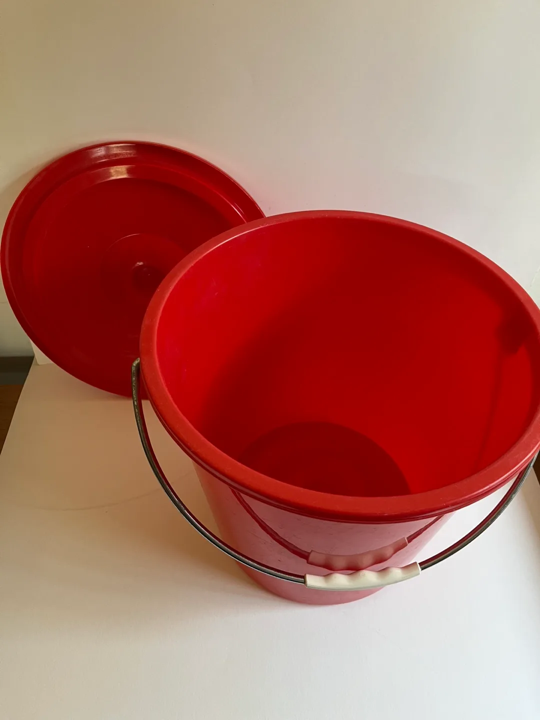 New Plastic Buckets with Lids - Blue and Red image indicator(7)