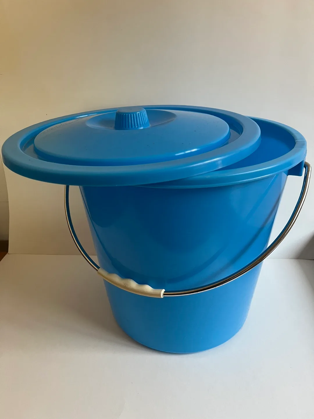 New Plastic Buckets with Lids - Blue and Red image indicator(2)