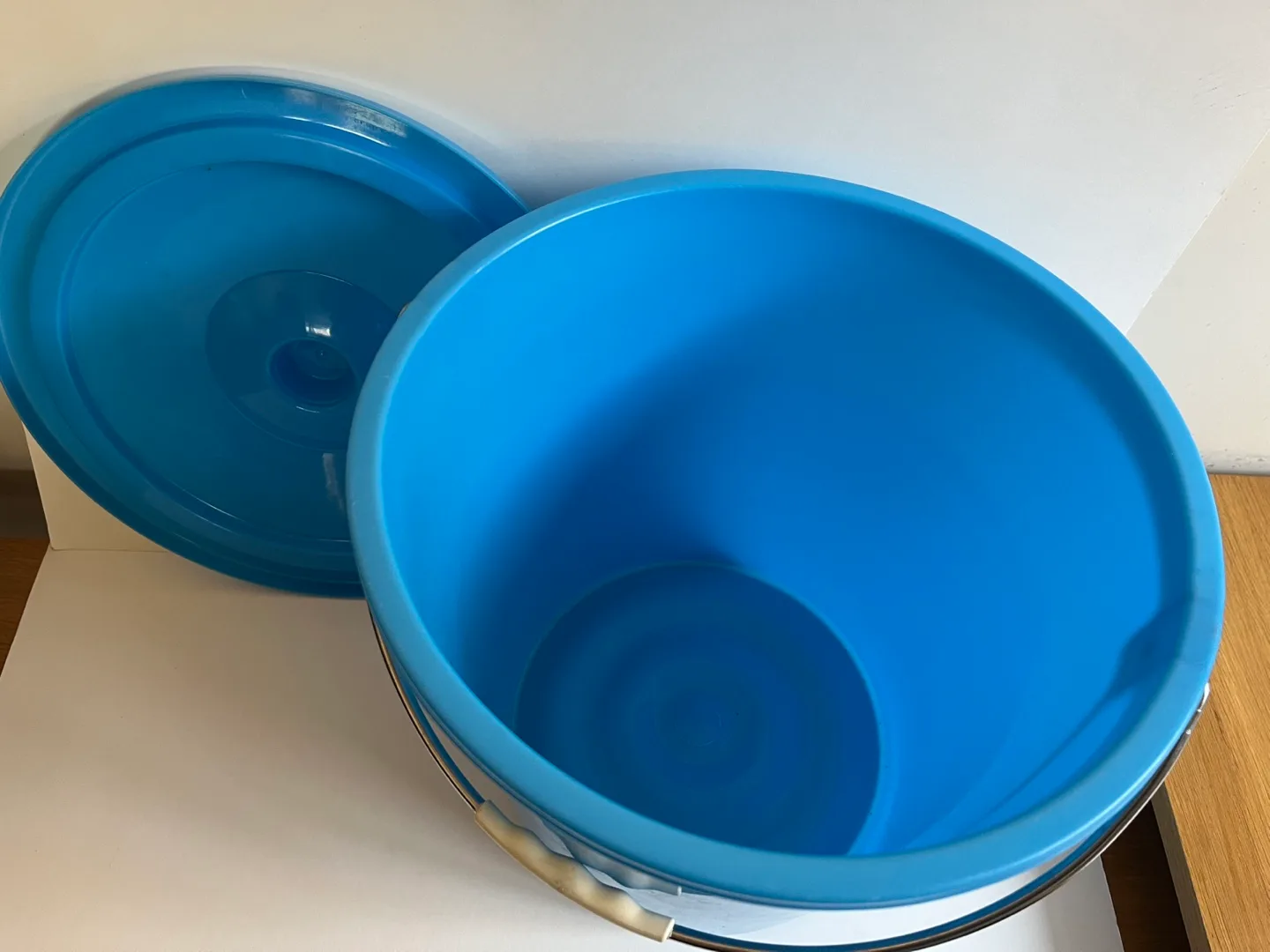 New Plastic Buckets with Lids - Blue and Red image indicator(4)
