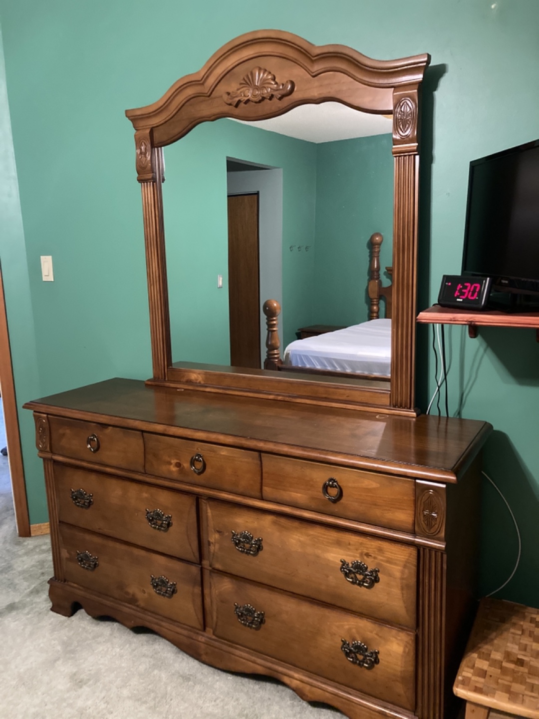 Bedroom Set - Queen Size  For Sale.