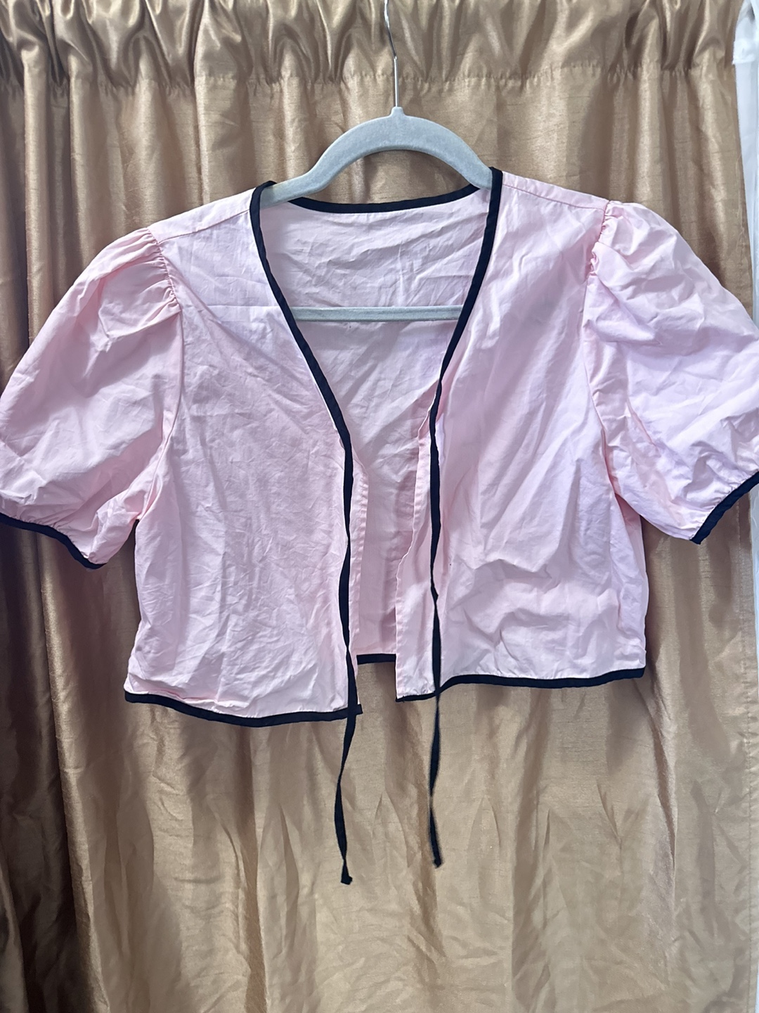 Pink cropped blouse with black trim - photo 2
