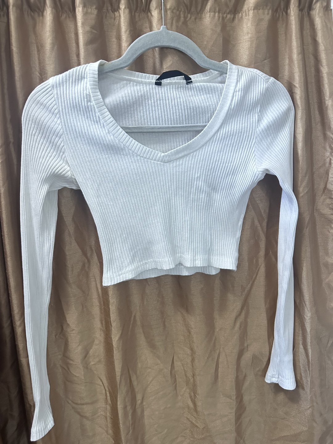 White ribbed cropped long sleeve top