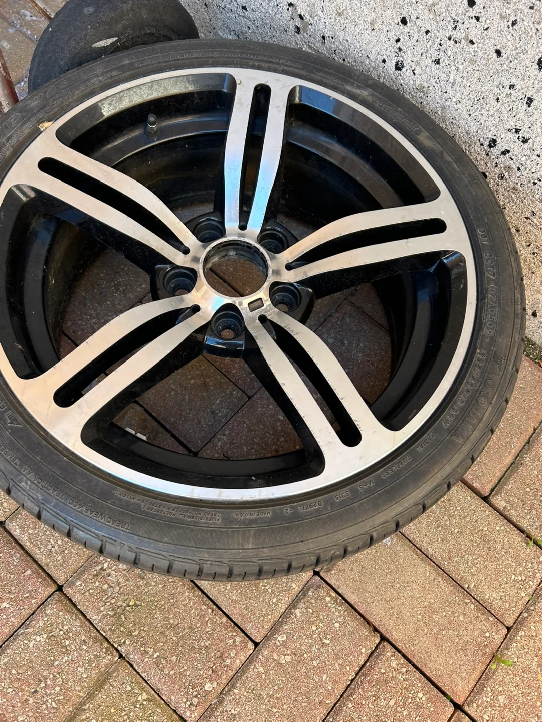 18 inch alloy wheel with Yokohama tire image indicator(2)