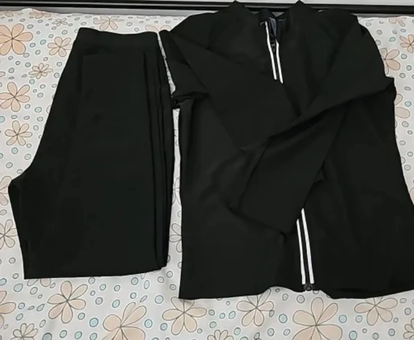 Women's Black Neoprene Fitness Set - Leggings & Zip-Up Jacket image indicator(3)