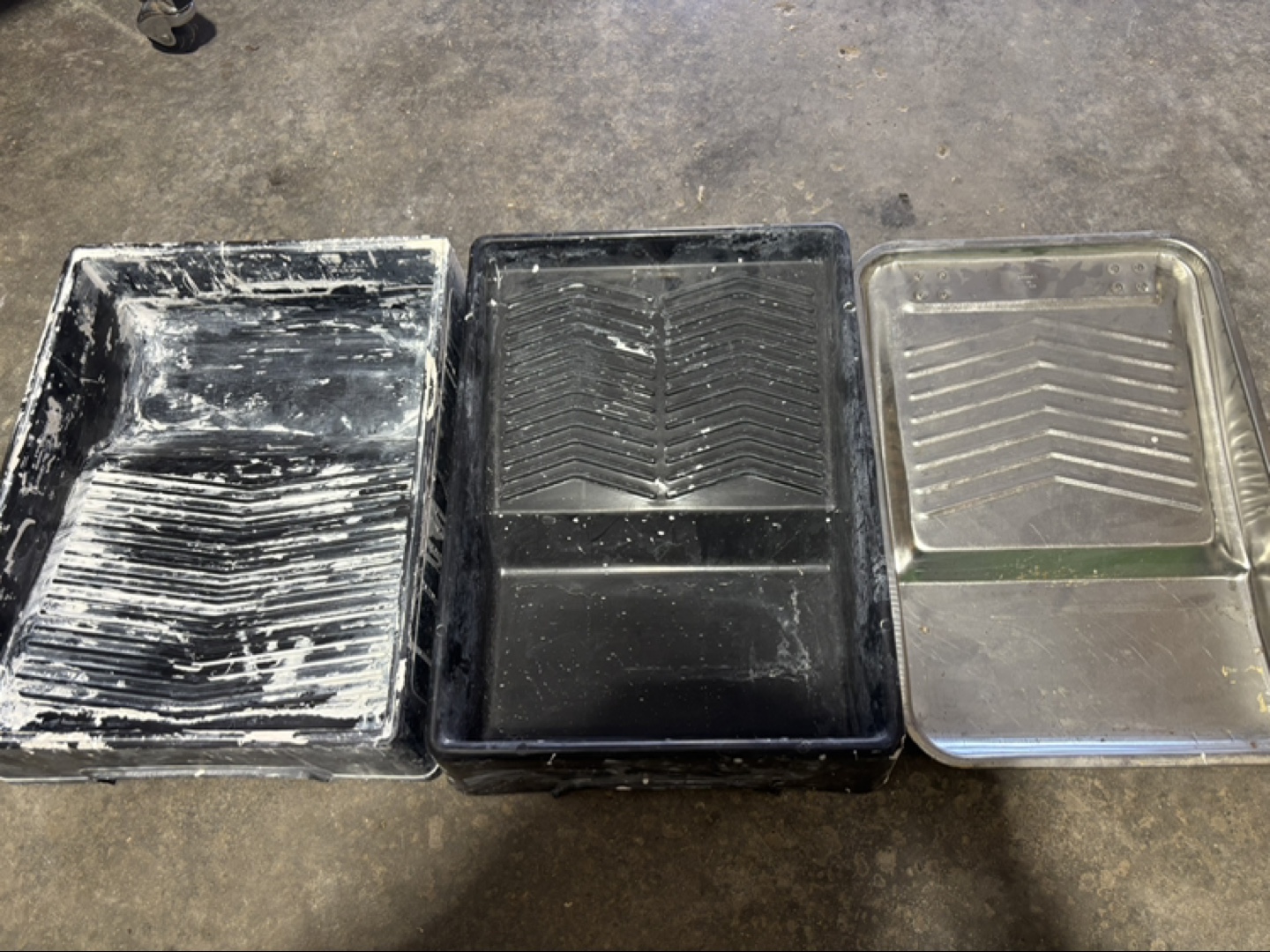 Reduced-3 Paint Trays - 2 extra large Plastic, 1 Metal - photo 2