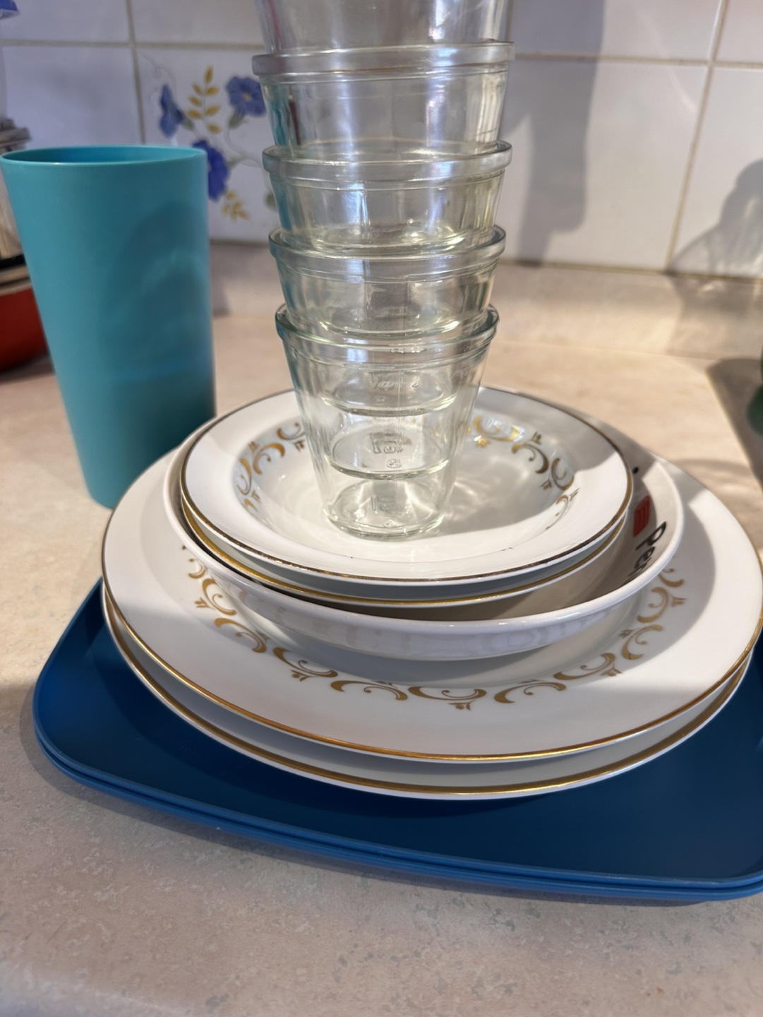 Plates and glasses in pairs💚