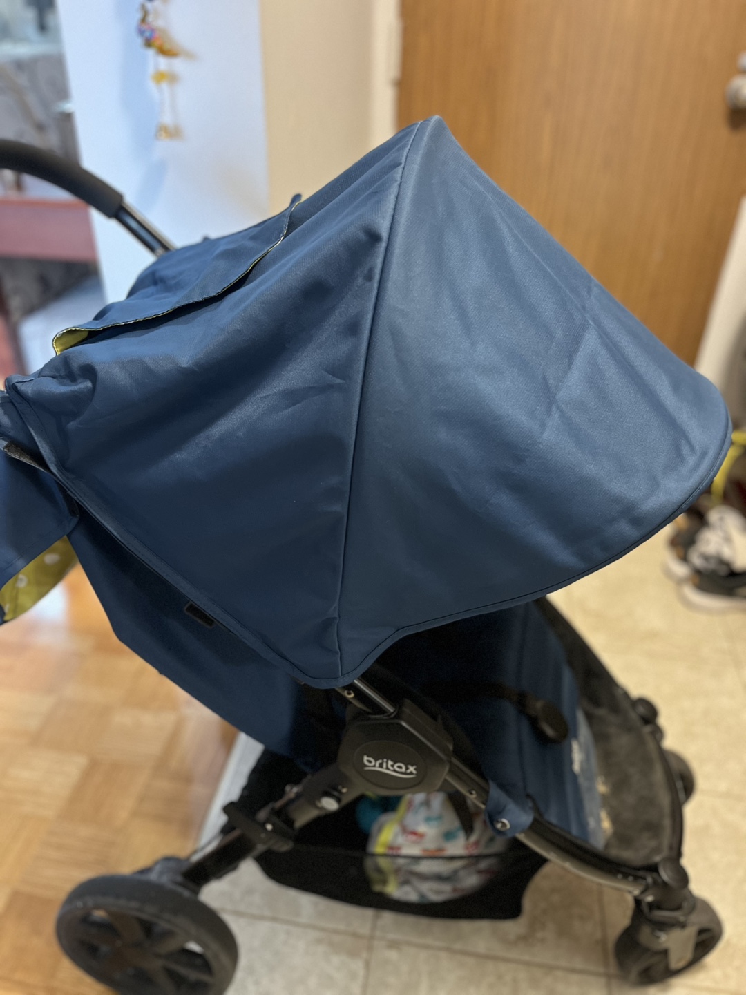 Britax stroller with extra large canopy - photo 3