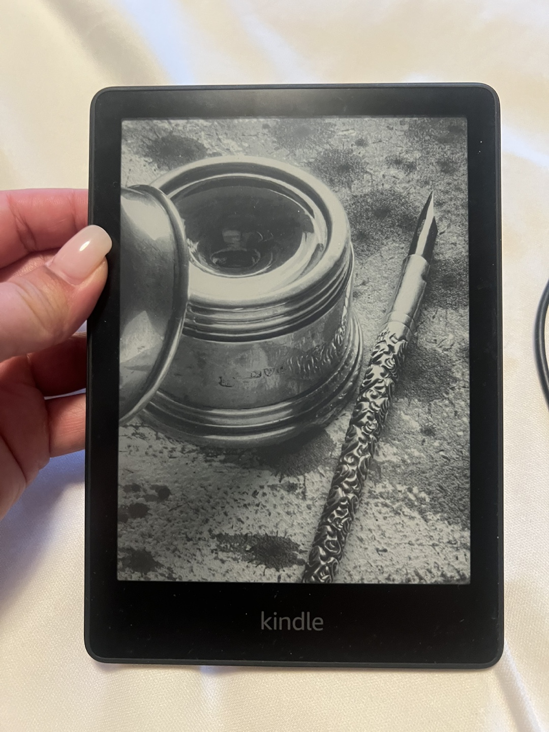 Kindle E-reader with USB charging cable - photo 2