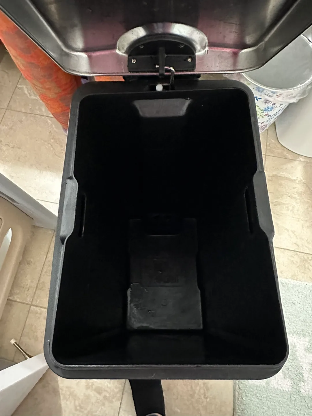 Hometrends 30L Stainless Steel Hands-Free Kitchen Trash Can image indicator(3)