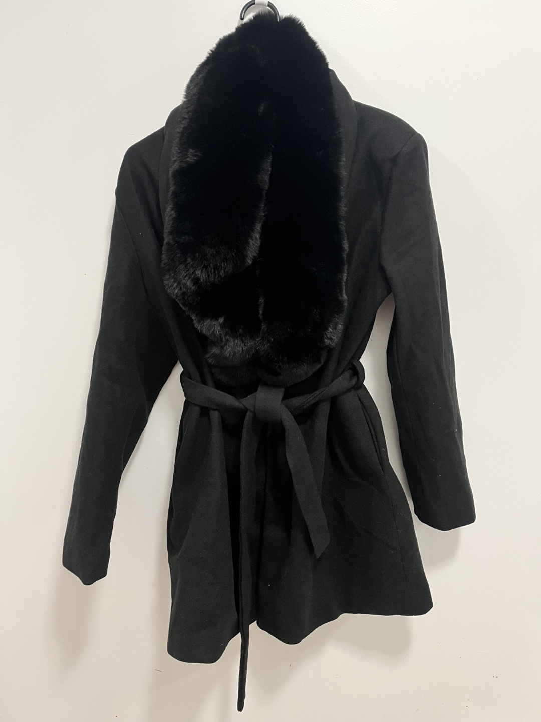 Black belted coat with faux fur collar - photo 2
