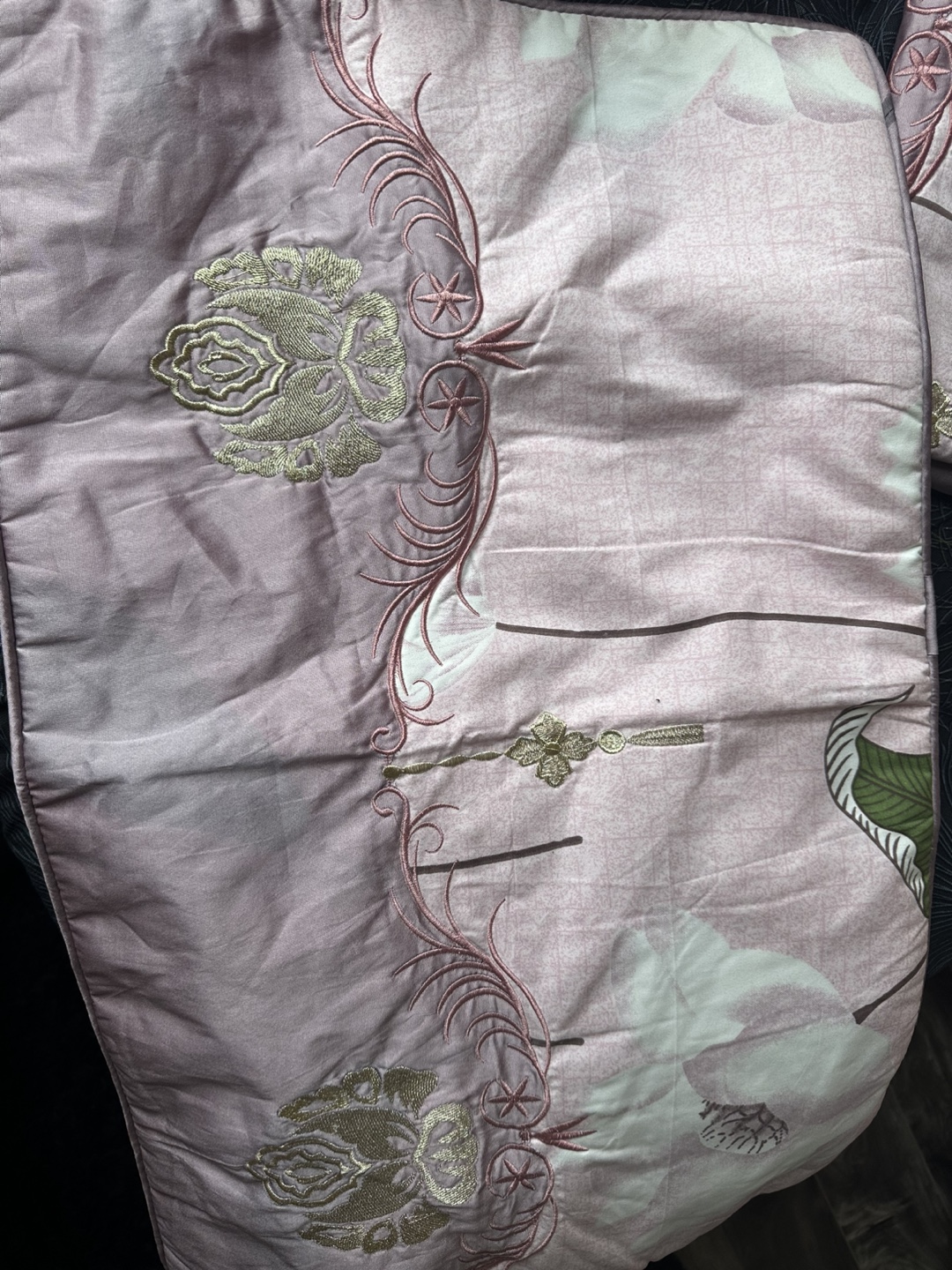 Elegant Floral queen bedsheet, 2 Pillow covers and 2 filled cus - photo 2