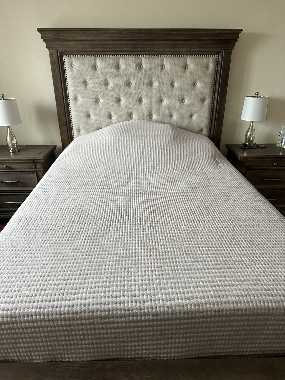Bedroom Set - Queen Bed, Two Nightstands, and Dresser - photo 4