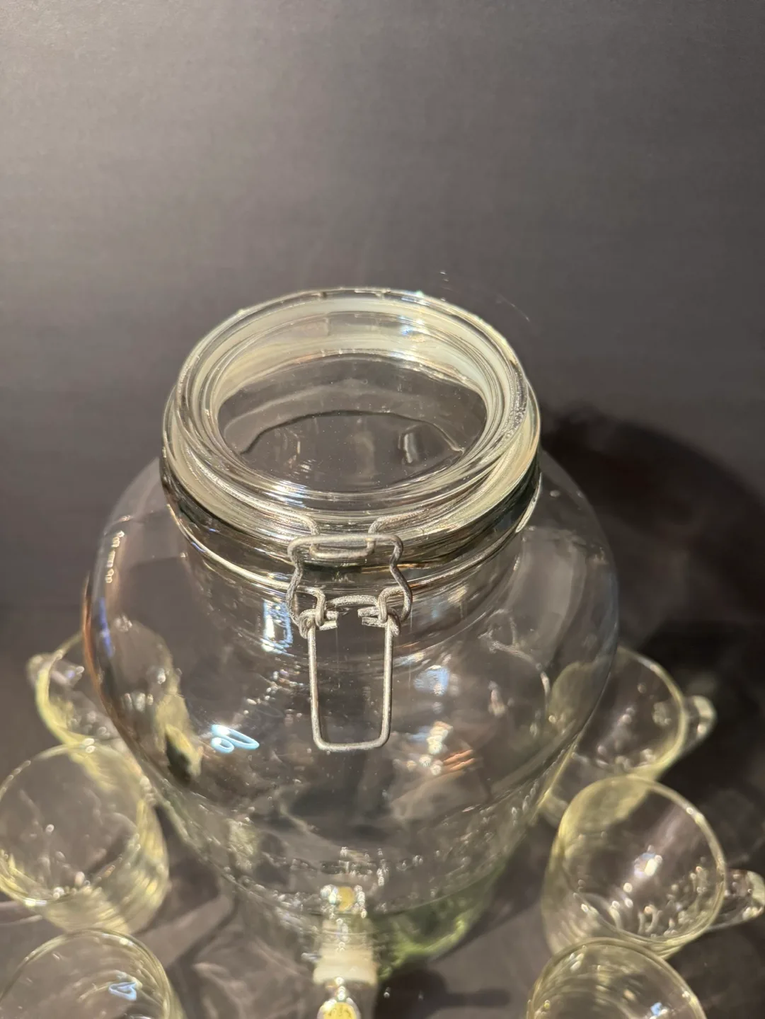 Vintage Glass Beverage Dispenser with 6 Cups image indicator(3)