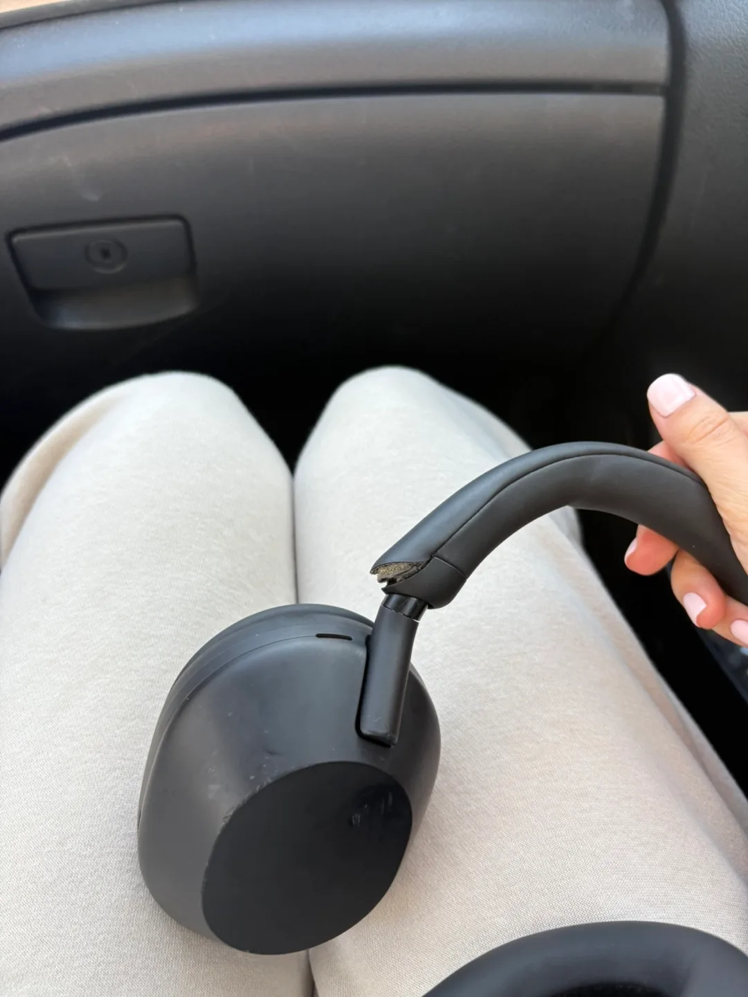 Sony WH-1000XM5 Wireless Noise Cancelling Headphones - Damaged image indicator(3)