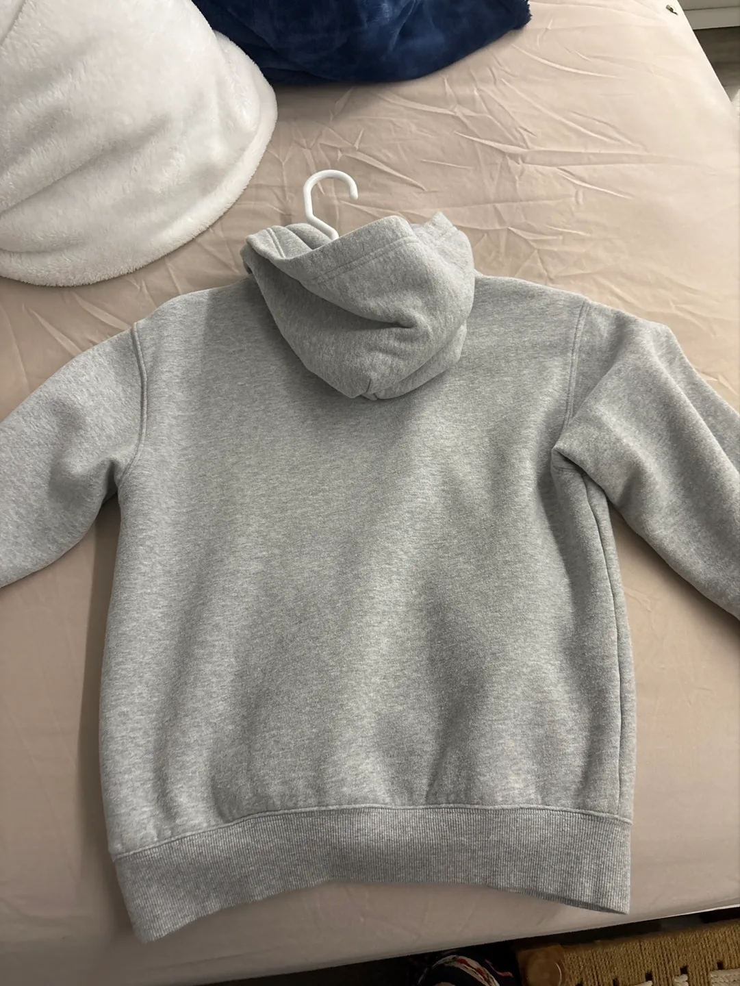 Aritzia grey hoodie image indicator(3)