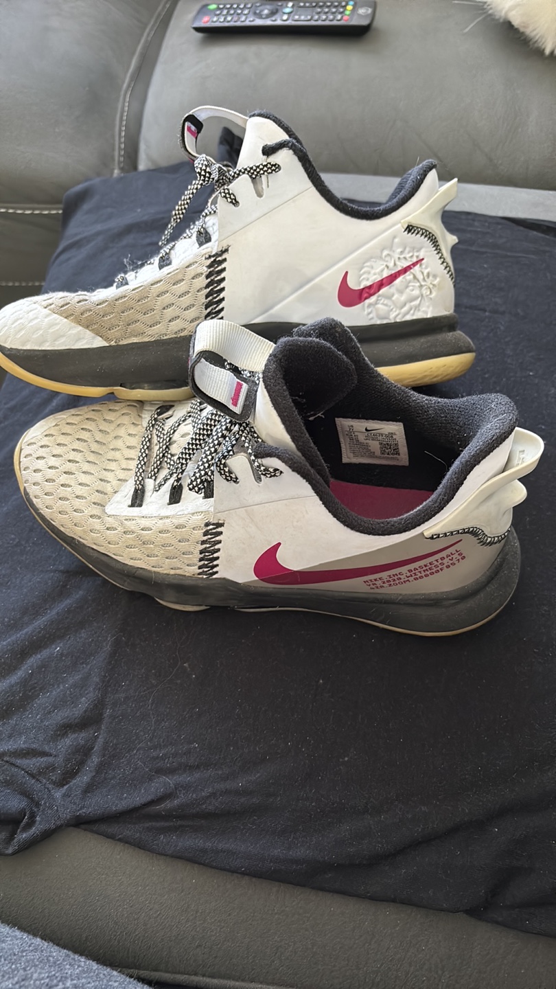 Nike LeBron Witness 6 Basketball Shoes