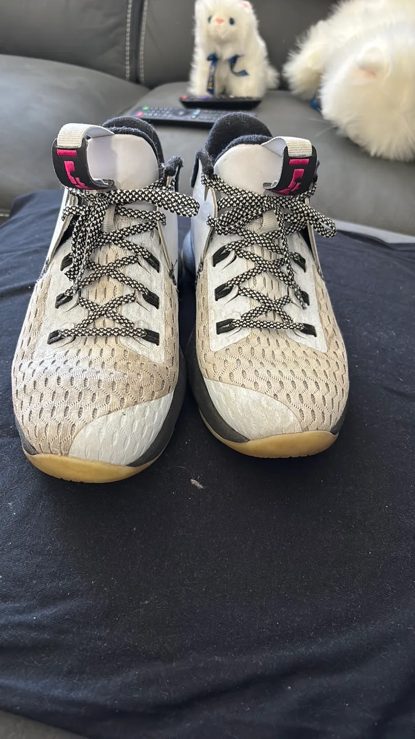 Nike LeBron Witness 6 Basketball Shoes image indicator(4)