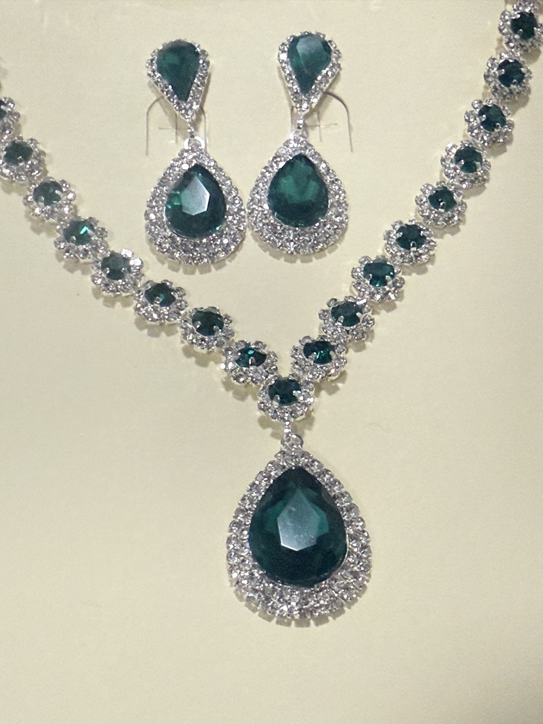 Stunning Emerald Green Rhinestone Jewellery Set
