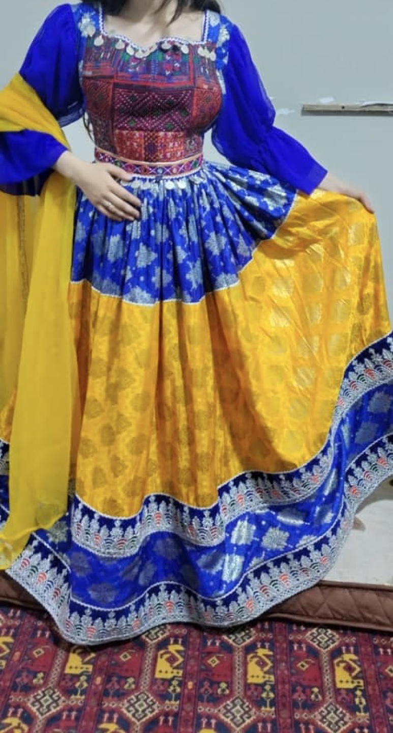 Stunning Traditional Two-Piece Suit - photo 2