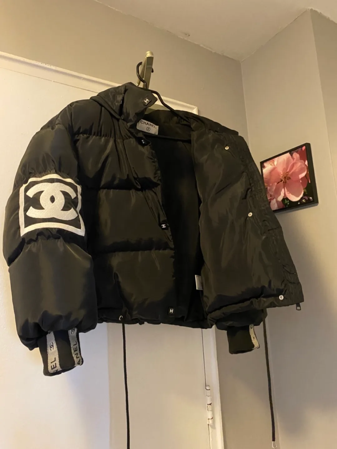 Black puffer jacket size medium image indicator(3)