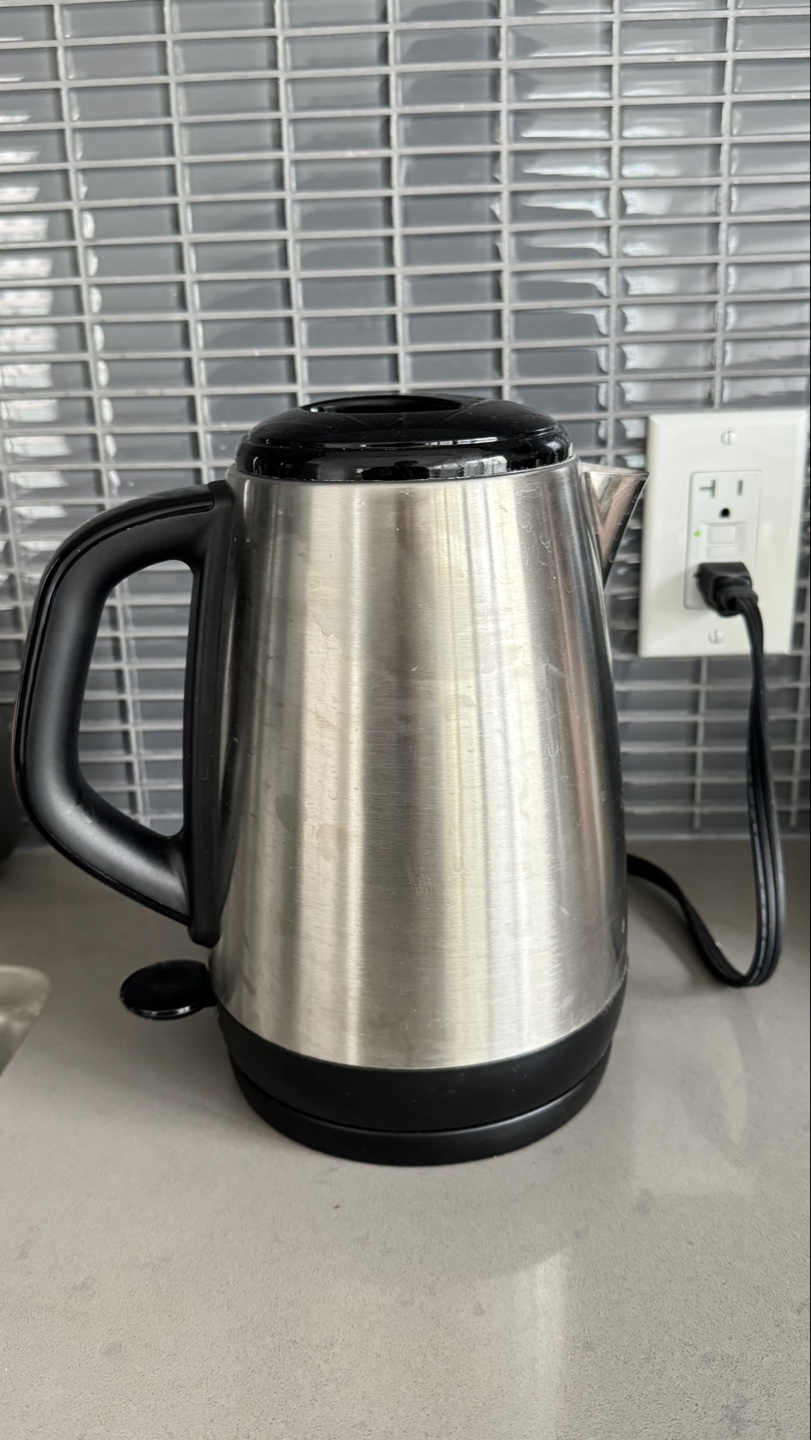 Moving out sale :Black+Decker Electric Kettle - photo 2