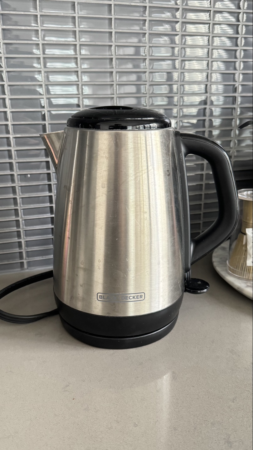 Moving out sale :Black+Decker Electric Kettle