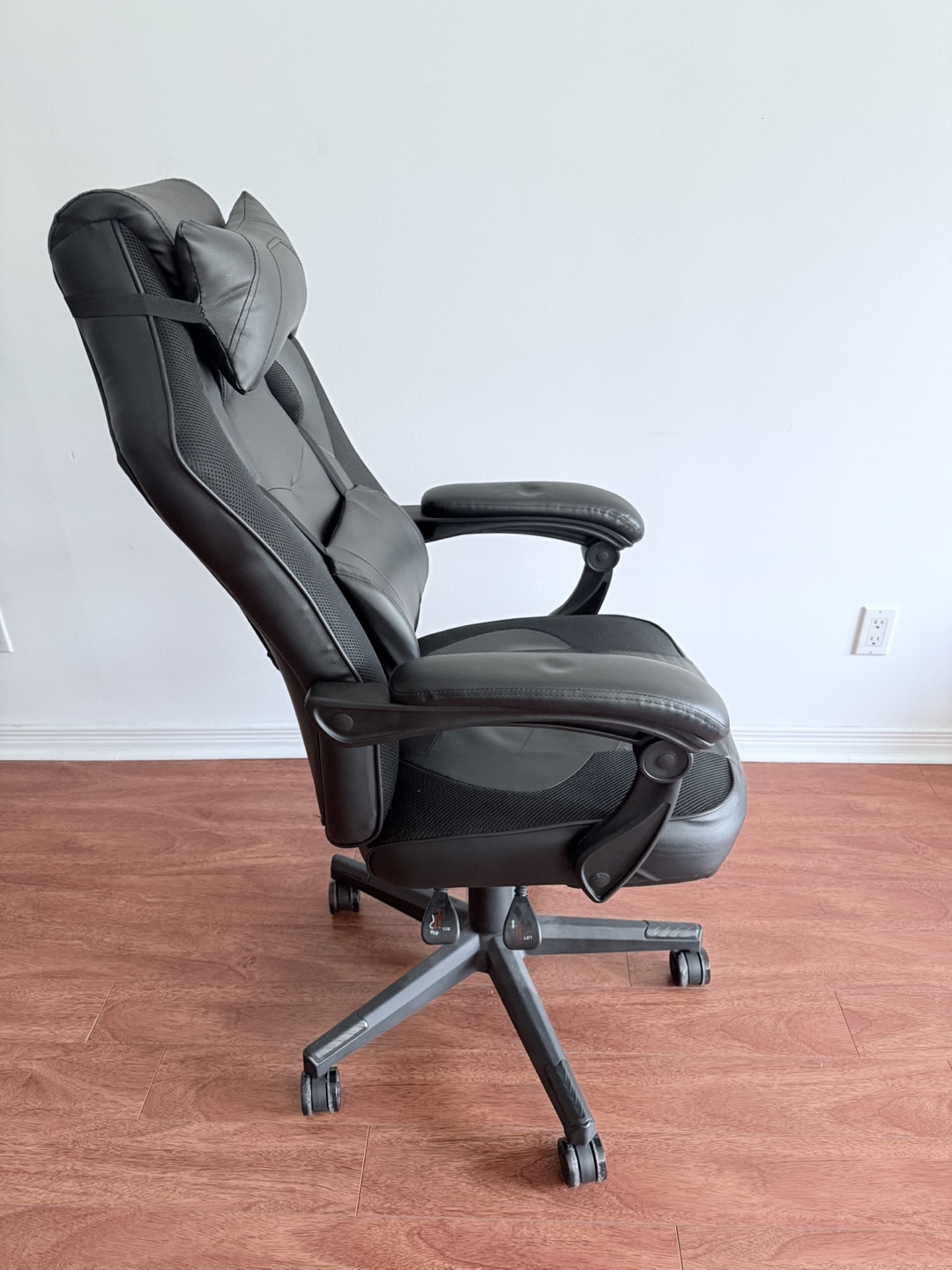 Gaming Chair with Footrest - Black Leather-like - photo 2