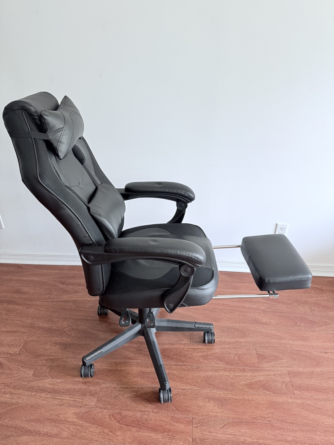 Gaming Chair with Footrest - Black Leather-like - photo 3