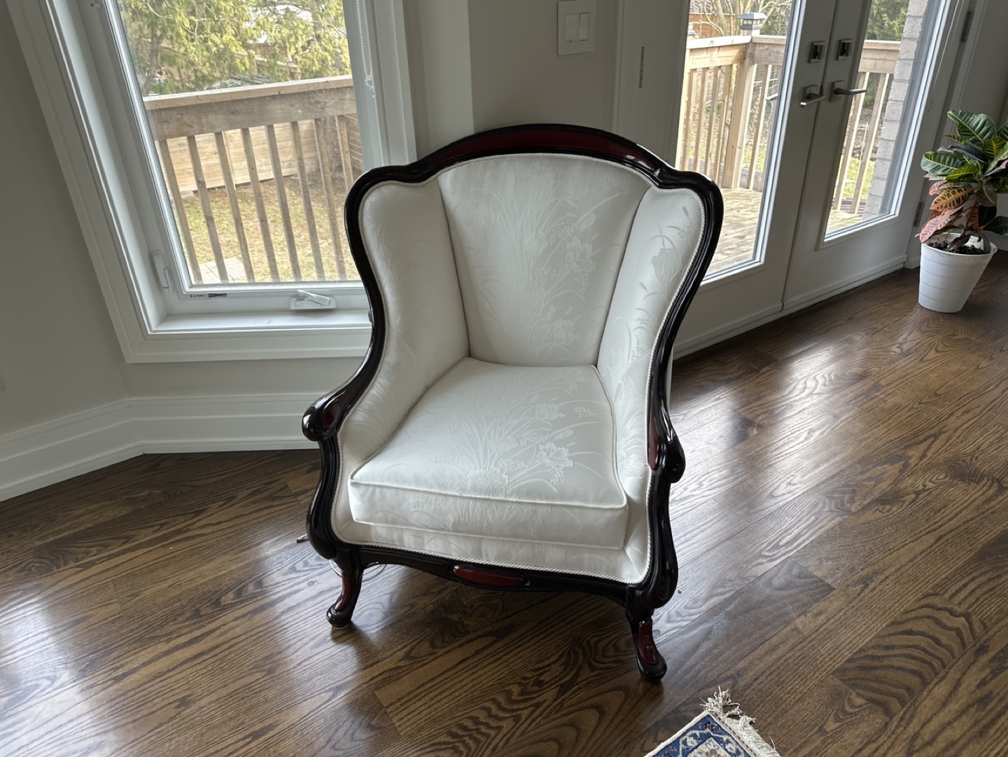Elegant White Upholstered Living Room Set - photo 3