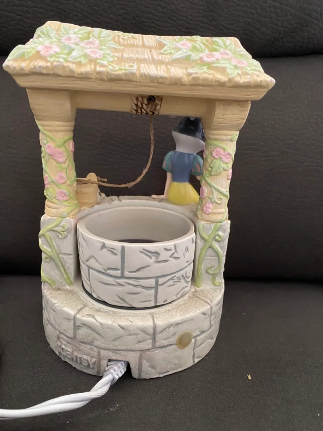 Disney Snow White Wishing Well Wax Warmer image indicator(2)