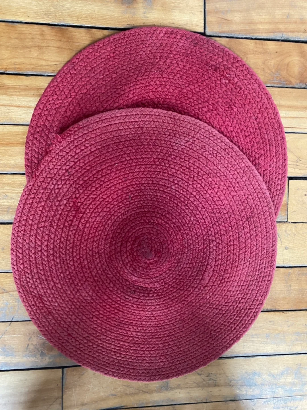 Two Red Round Placemats image indicator(3)