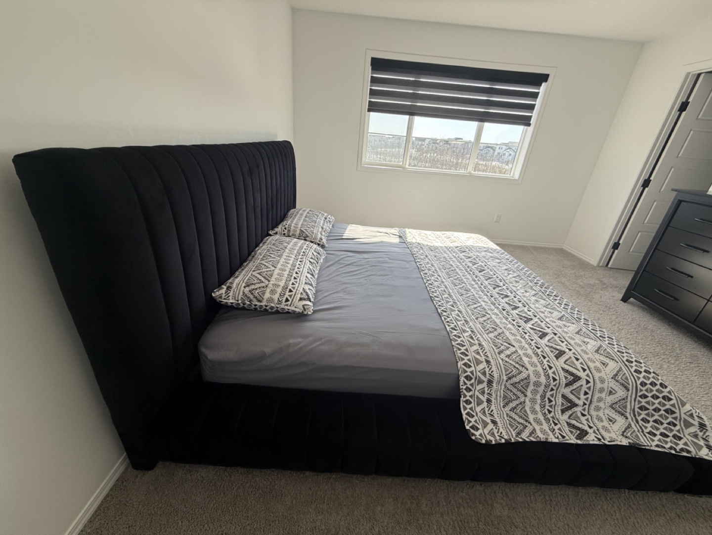 King Size Platform Bed Frame & Eight Drawer Dresser - photo 3