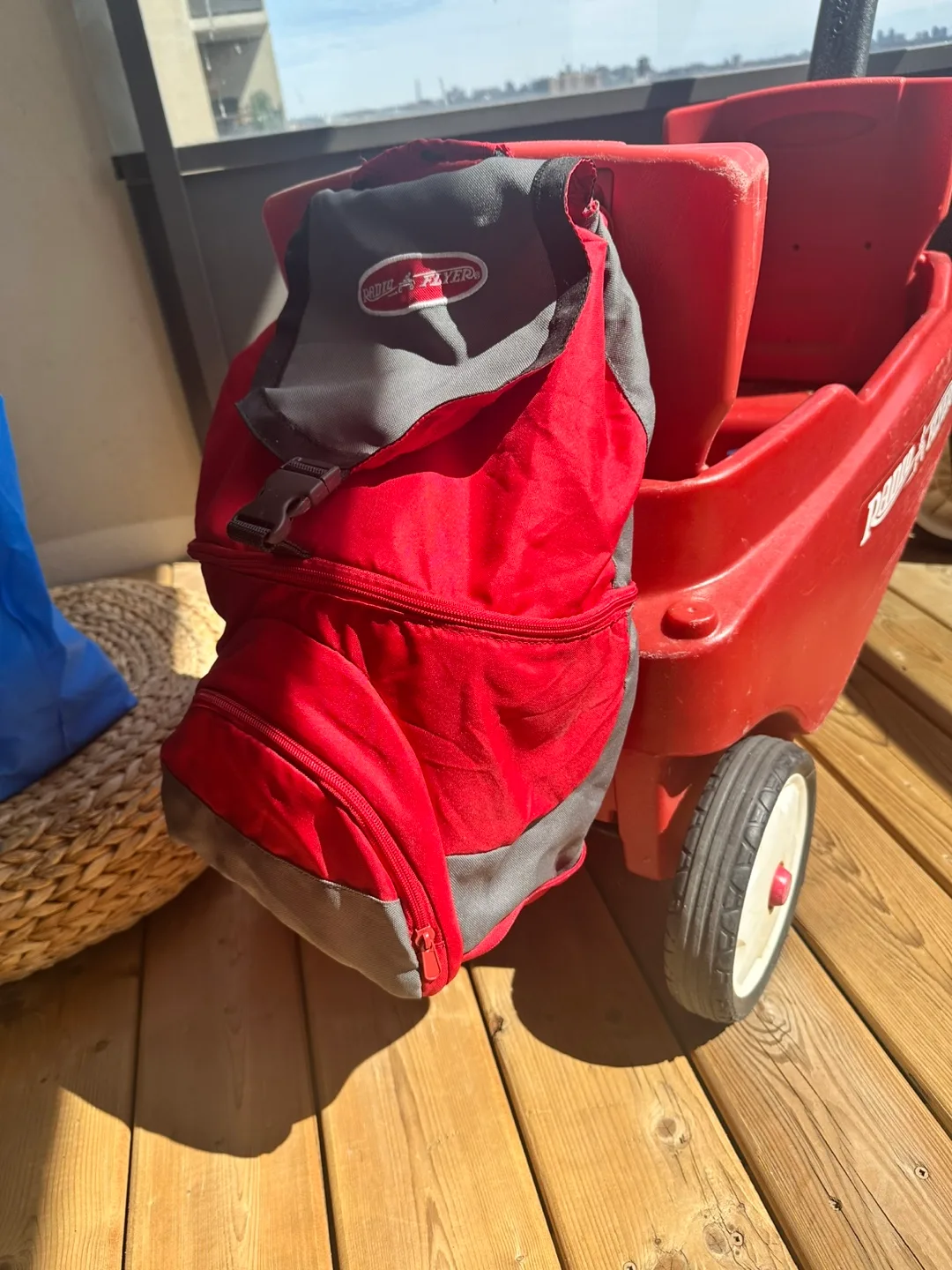 Radio Flyer 2 seats wagon with Insulated Backpack Cooler Bag image indicator(4)