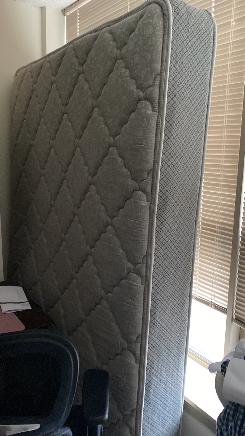 Queen size spring mattress