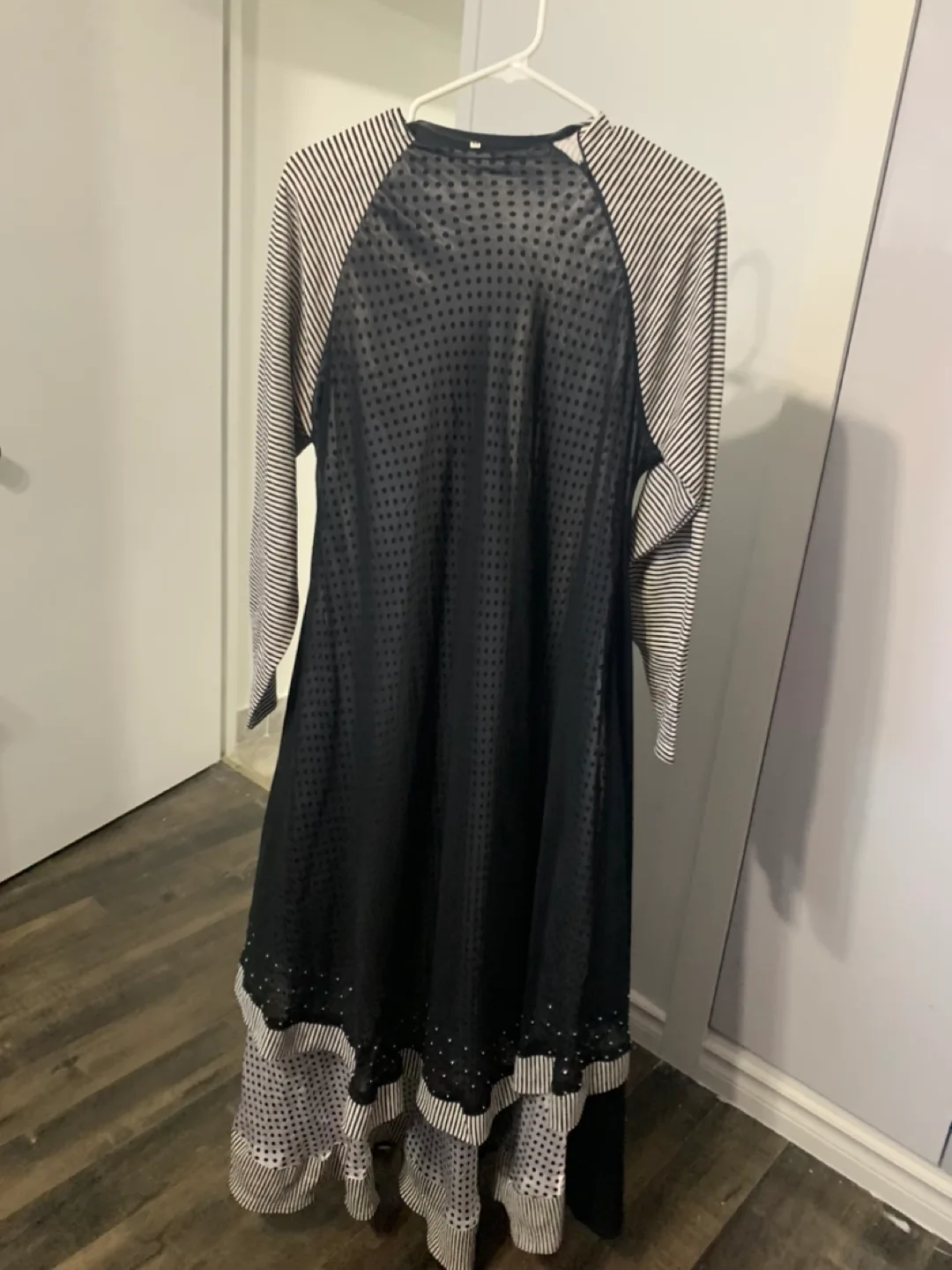 Elegant Black and White Abaya with Matching Hijab image indicator(4)