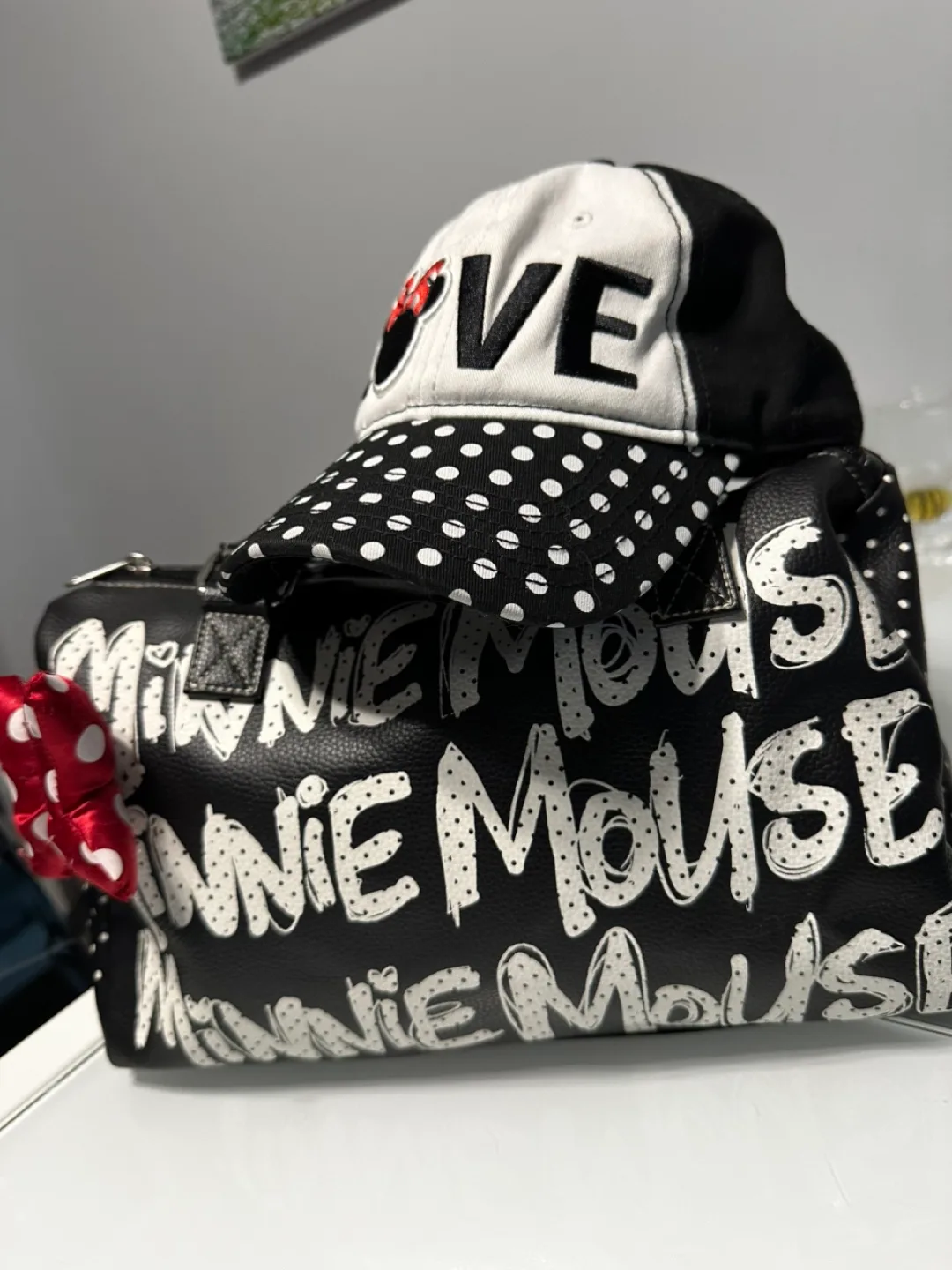 Disney Minnie Mouse handbag and hat set image indicator(2)