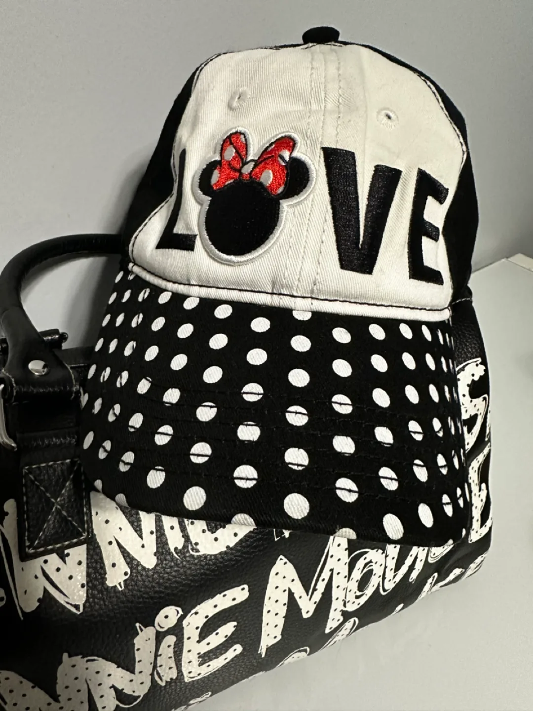 Disney Minnie Mouse handbag and hat set image indicator(3)