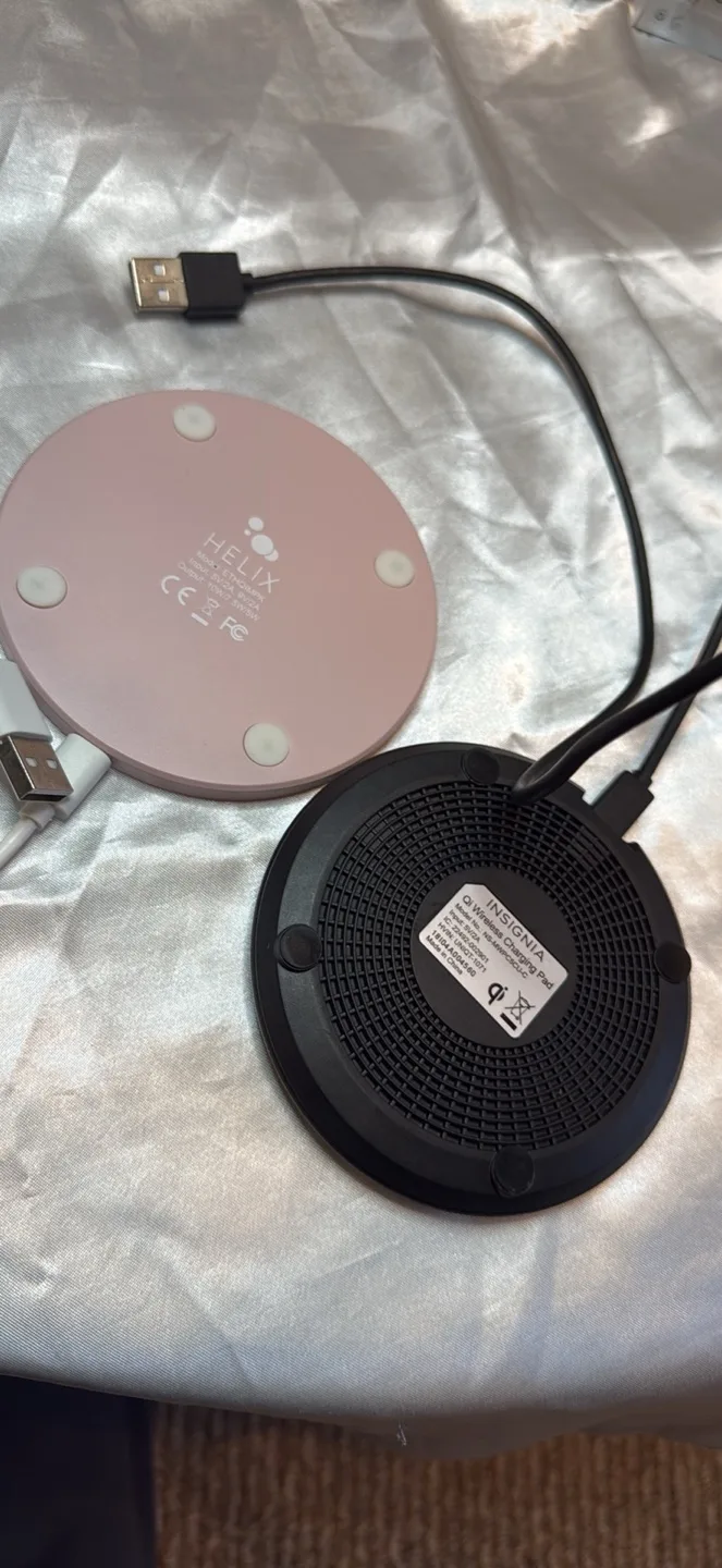 Two Wireless Charging Pads - Pink Marble & Black image indicator(2)