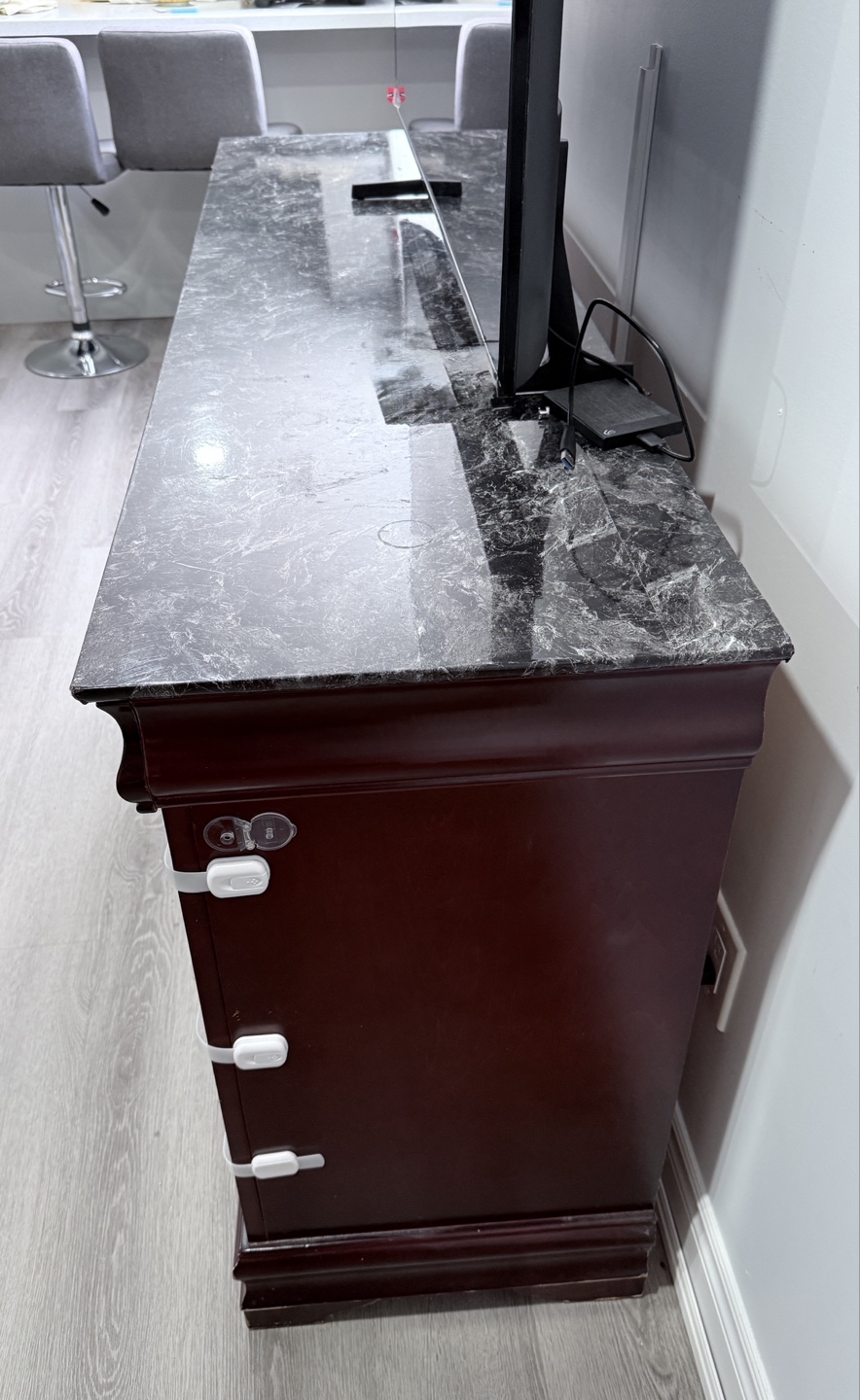 wooden dresser with multiple drawers - photo 2